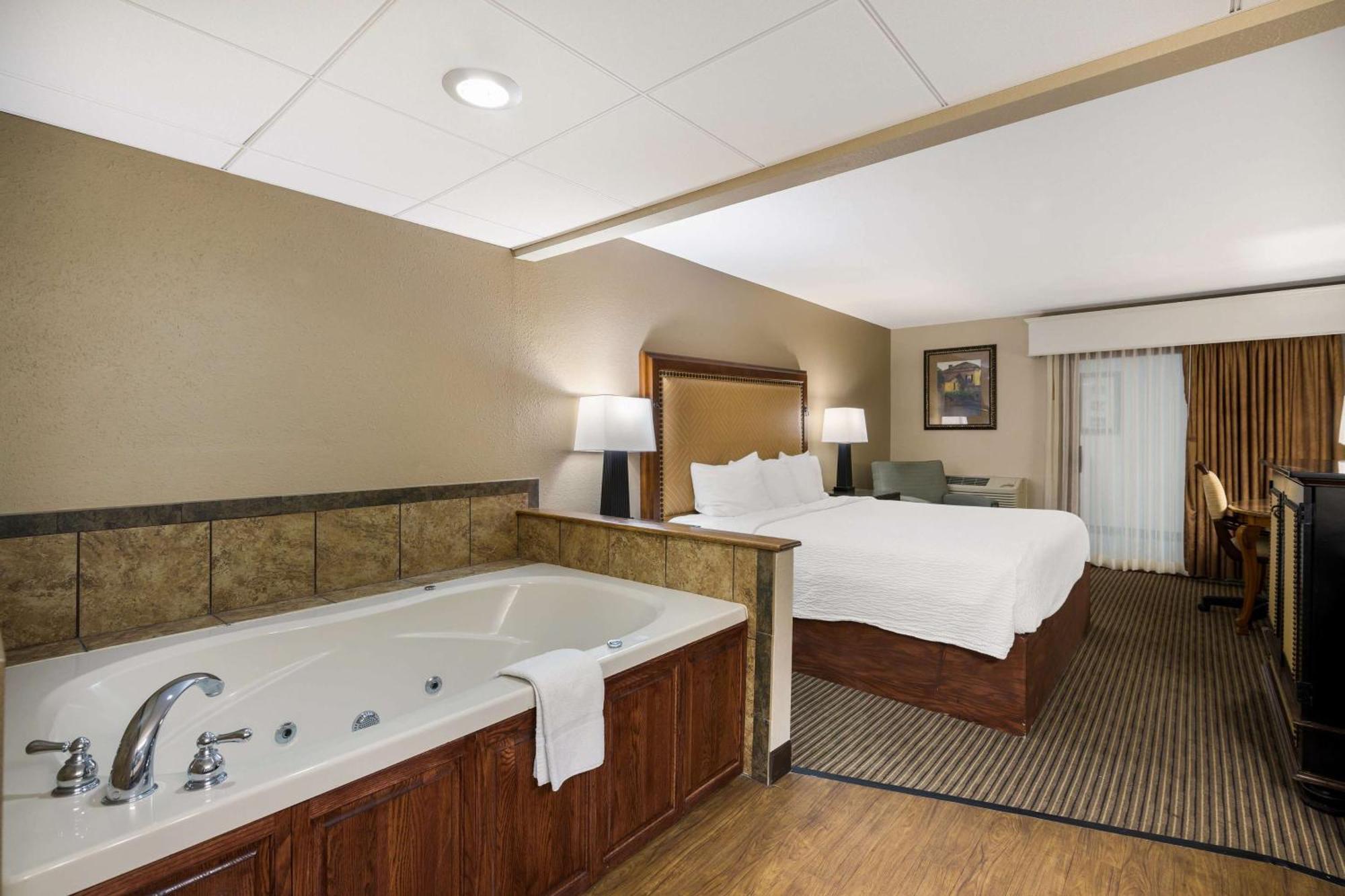 Revel Hotel Minot - Surestay Collection By Best Western Extérieur photo